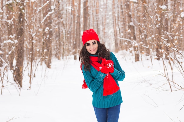 Belle jeune femme marchant dans la nature enneigée de l'hiver