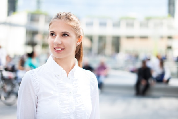 Belle jeune femme marchant dans une place bondée