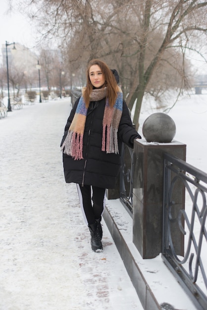 Belle et jeune femme marchant en hiver