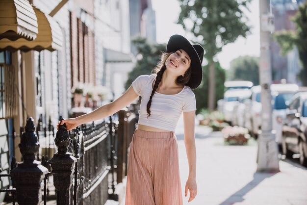 Belle jeune femme marchant à New York sur une journée ensoleillée