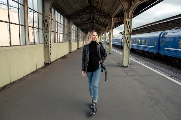 Belle jeune femme marchant vers le train