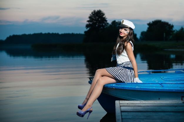 Belle jeune femme marin assis sur le bateau