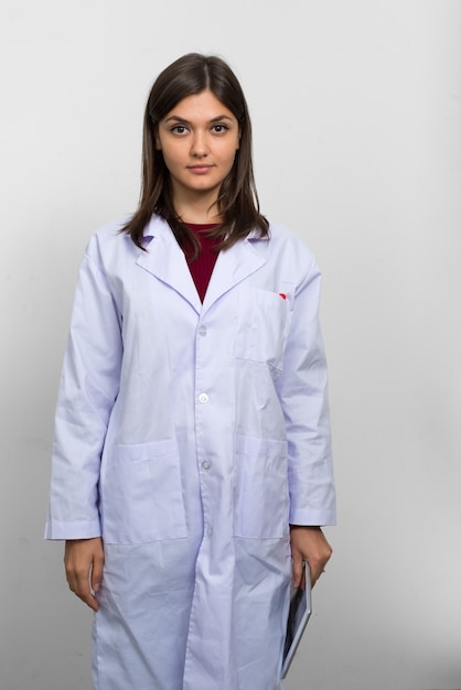 belle jeune femme médecin sur blanc