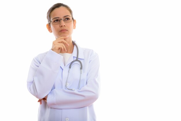 belle jeune femme médecin pensant en regardant