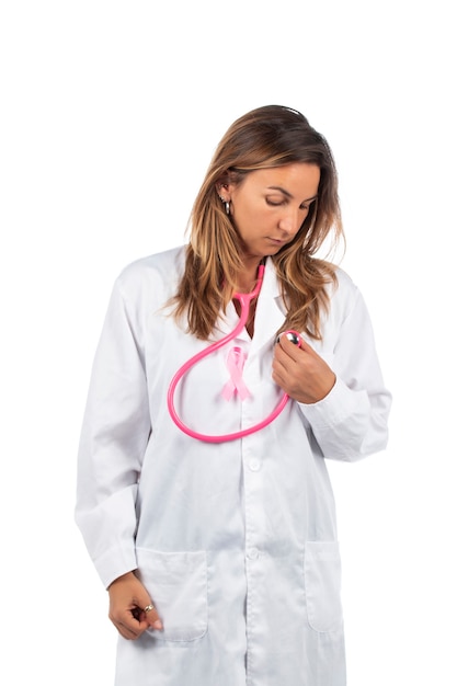 Belle jeune femme médecin avec stéthoscope rose et ruban de sensibilisation rose pour le cancer du sein