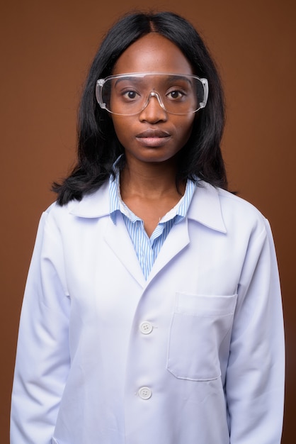 Belle jeune femme médecin zoulou africaine portant des lunettes de protection