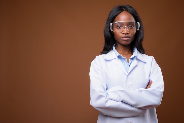 Belle jeune femme médecin zoulou africaine portant des lunettes de protection