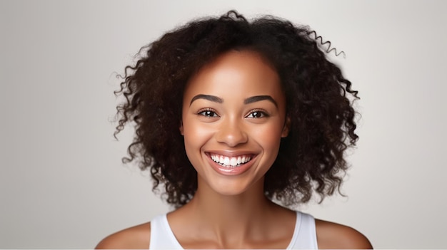 Une belle jeune femme modèle afro-américaine souriante avec des dents propres isolée
