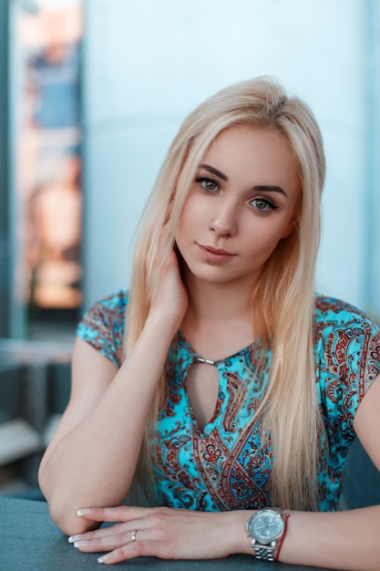 Belle jeune femme avec une montre au repos dans un café