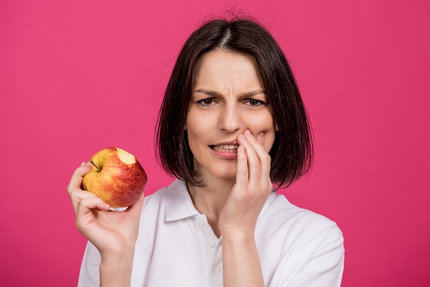 La Belle Jeune Femme Mord Une Grosse Pomme Et A Mal Aux Dents