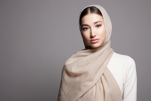 belle jeune femme en mousseline avec maquillage belle fille en hijab