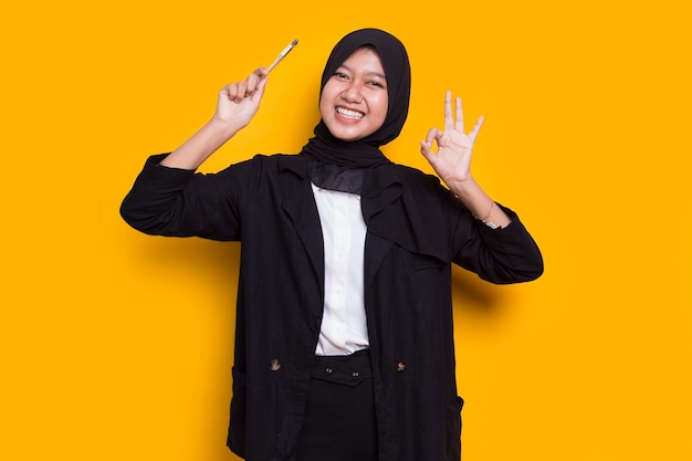 belle jeune femme musulmane asiatique pensant idée isolée sur fond jaune