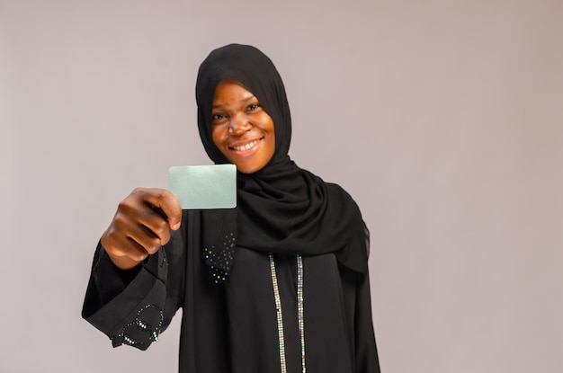 Belle jeune femme musulmane avec carte de visite en main