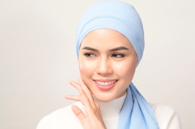 Belle jeune femme musulmane avec hijab isolated on white