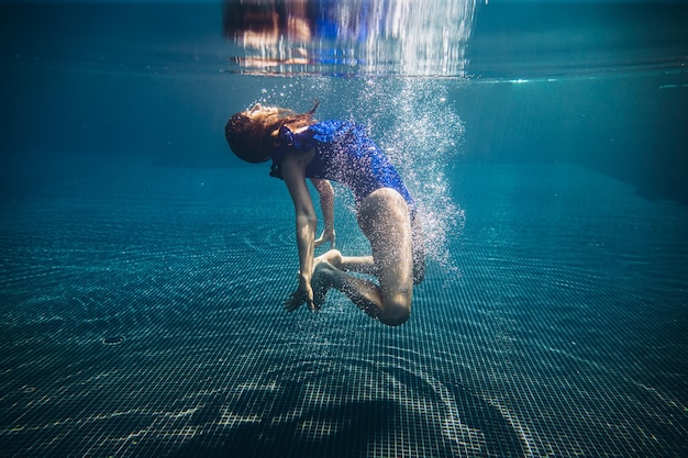 Belle jeune femme nageant sous l'eauxA