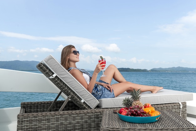 Belle jeune femme naviguant sur un yacht