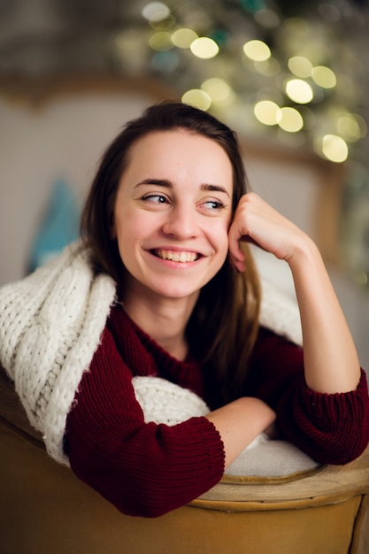 Belle jeune femme à Noël à la maison