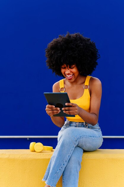 Photo belle jeune femme noire à l'extérieur de la ville