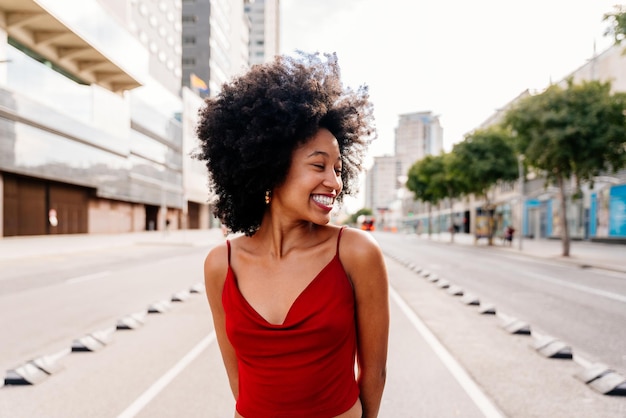 Belle jeune femme noire à l'extérieur de la ville