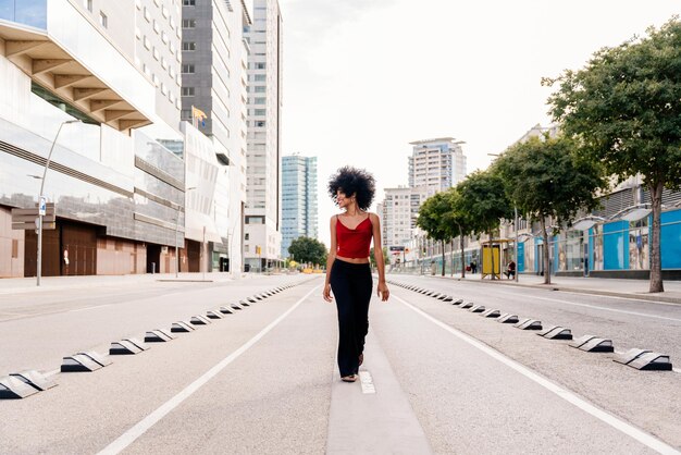 Belle jeune femme noire à l'extérieur de la ville