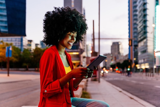 Belle jeune femme noire à l'extérieur de la ville