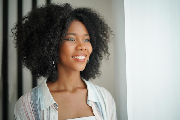 Belle jeune femme noire souriante