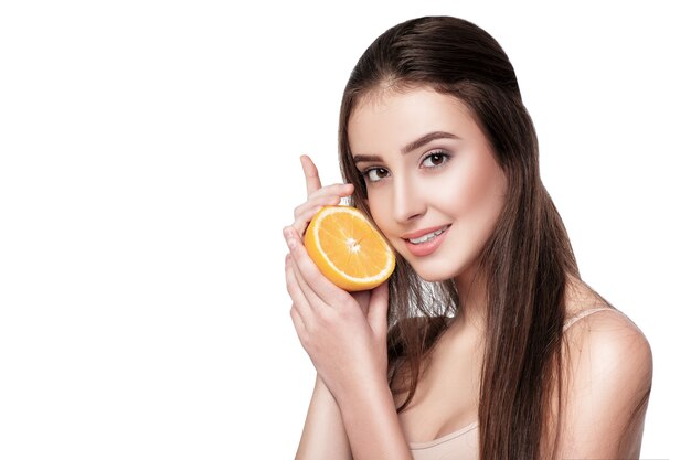 belle jeune femme avec orange isolé sur fond blanc. nourriture saine