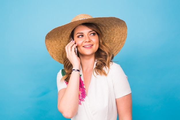 Belle jeune femme parlant au téléphone portable isolé sur fond blanc