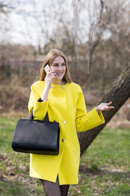 Belle jeune femme parlant sur téléphone portable