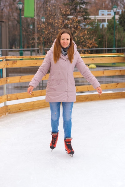 belle jeune femme patinage sur glace