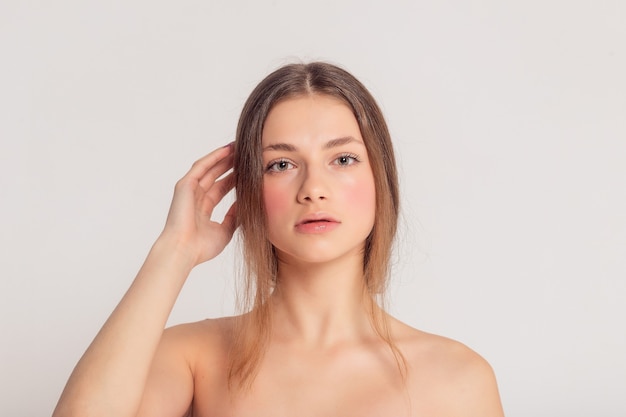 Belle jeune femme à la peau claire et au maquillage naturel