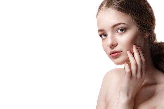 Belle jeune femme avec une peau fraîche et propre sur blanc