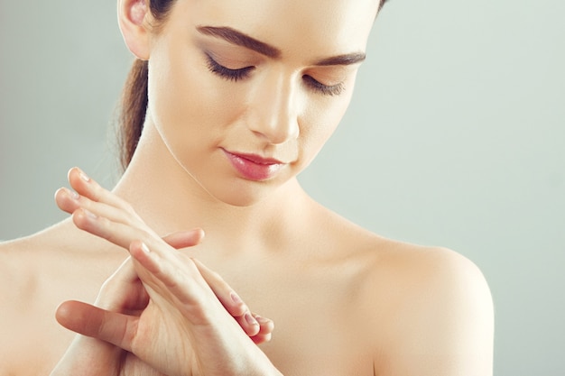 Belle jeune femme avec une peau fraîche et propre