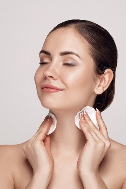 Belle jeune femme avec une peau fraîche et propre