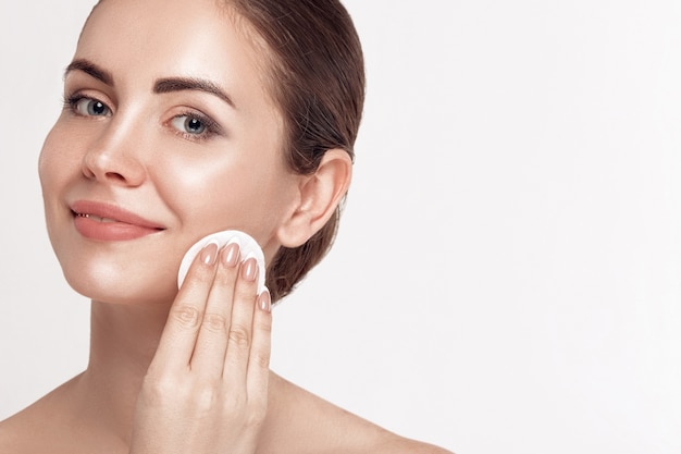 Belle jeune femme avec une peau fraîche et propre