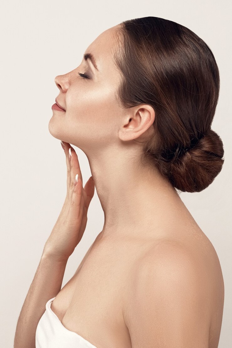 Photo belle jeune femme avec une peau fraîche et propre