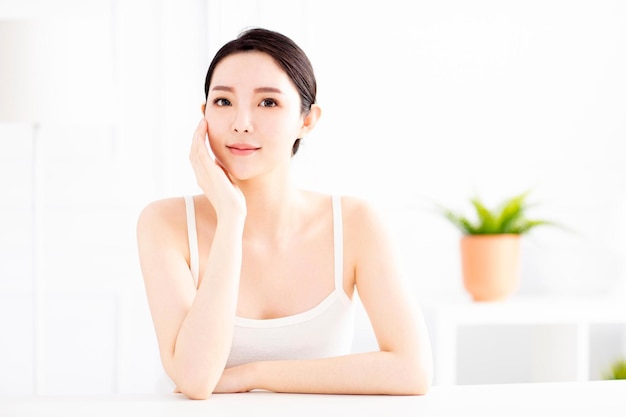 Belle jeune femme avec une peau parfaite et propre