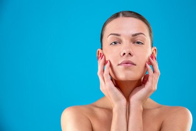 Belle jeune femme avec une peau parfaite