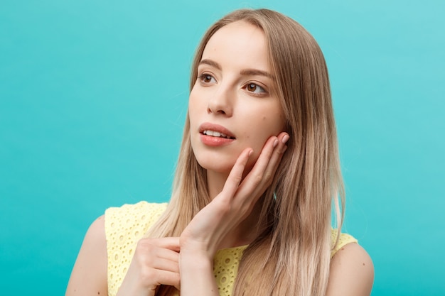 Belle jeune femme avec une peau parfaitement propre.