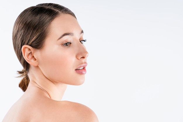 Belle jeune femme avec une peau propre close up isolé sur fond blanc