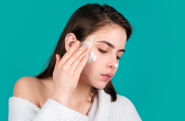 Belle jeune femme avec une peau propre et fraîche, jolie jeune fille se préparant à commencer sa journée en postulant