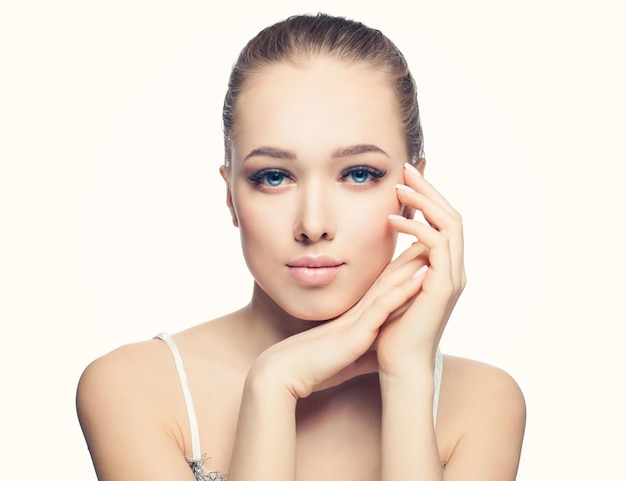 Belle jeune femme avec une peau saine maquillage nude naturel et ongles de manucure français