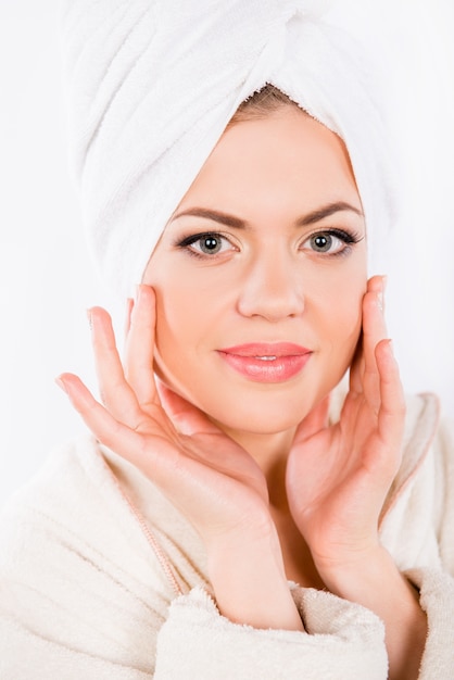 Belle jeune femme en peignoir et turban