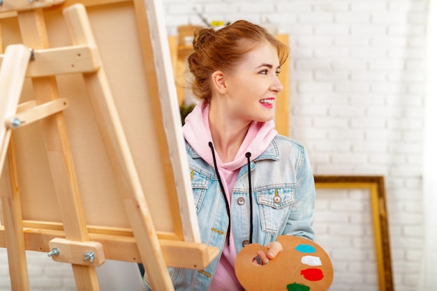 Belle jeune femme peintre au travail