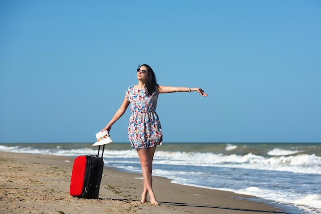 Belle jeune femme pendant les vacances en bord de mer