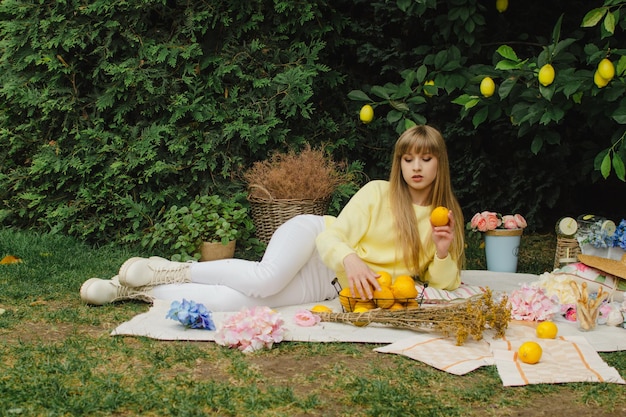 Belle jeune femme en pique-nique dans le jardin