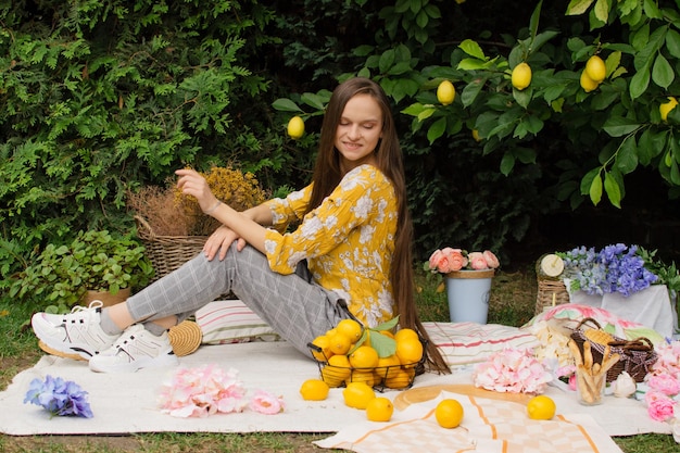 Belle jeune femme en pique-nique dans le jardin