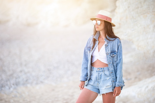 Belle jeune femme sur une plage tropicale blanche