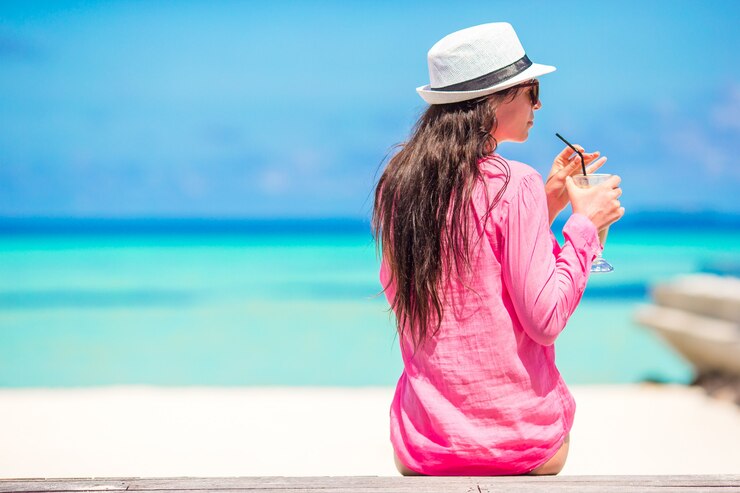 Photo belle jeune femme sur la plage tropicale de sable blanc.