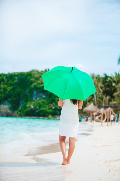 Belle jeune femme sur la plage tropicale de sable blanc